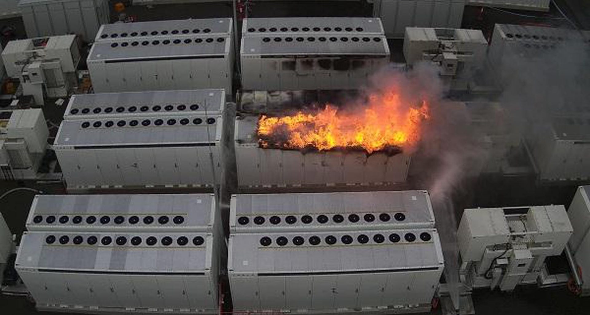 Tesla battery burns for three days - 150 firefighters are on site