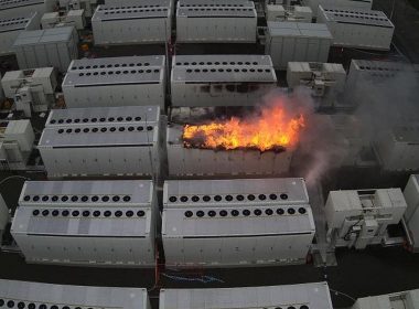 Tesla battery burns for three days - 150 firefighters are on site